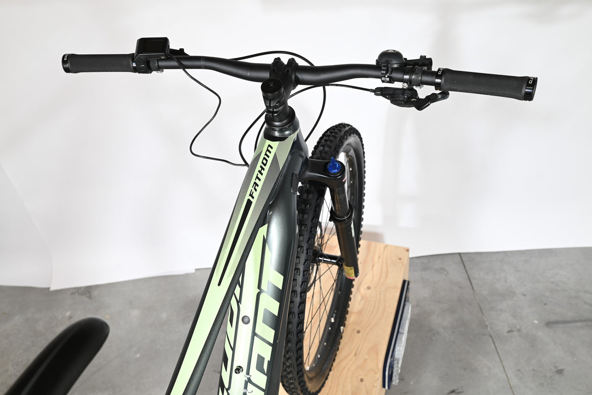 Vue de dessus du guidon et du cadre du vélo électrique Giant Fathom E+1 2022 chez Loop Sports