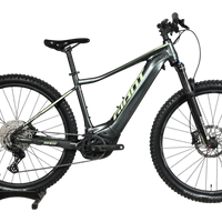 Velo electrique tout-terrain Giant Fathom E+1 gris avec accents vert lime, disponible chez Loop Sports