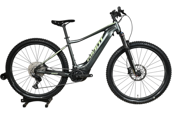 Velo electrique tout-terrain Giant Fathom E+1 gris avec accents vert lime, disponible chez Loop Sports