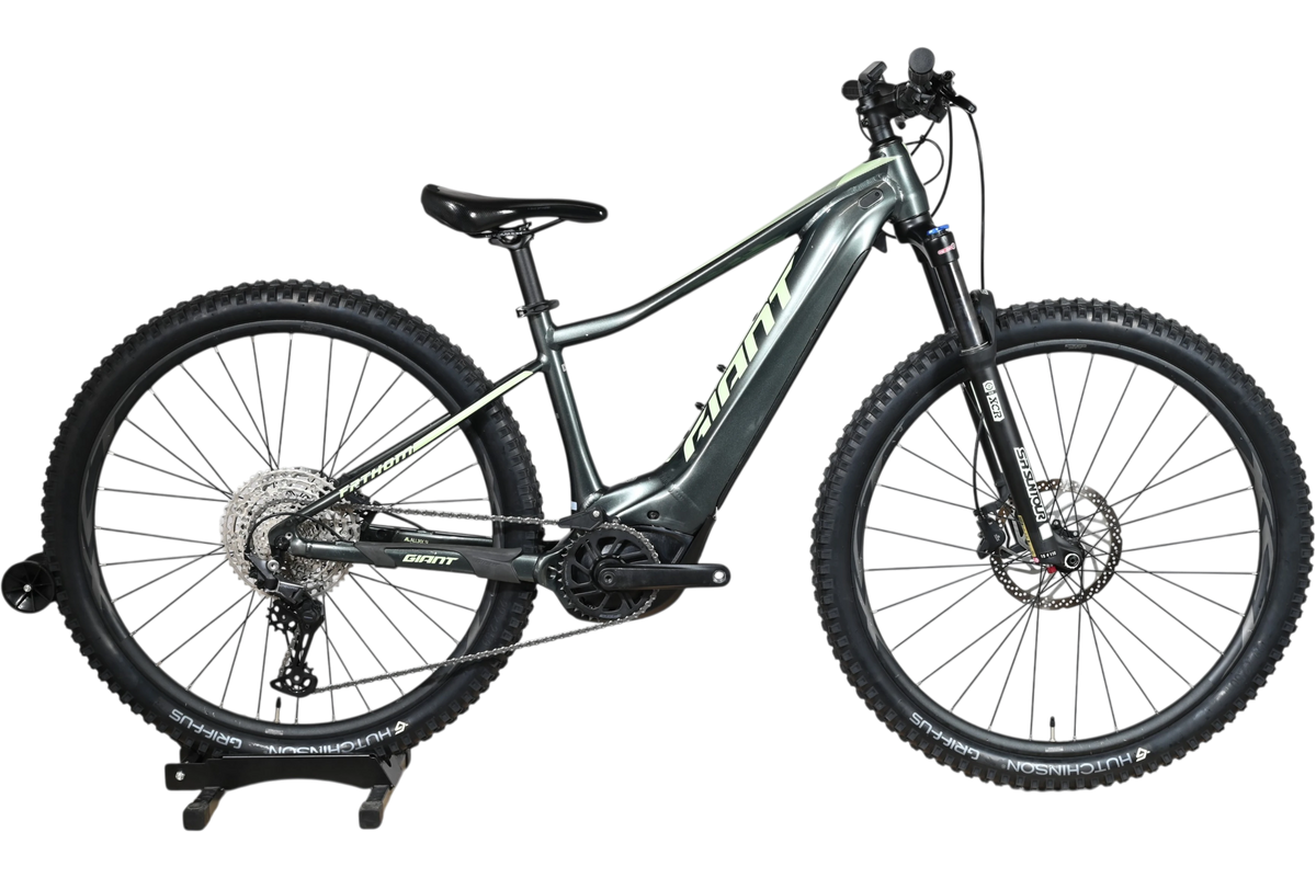Velo electrique tout-terrain Giant Fathom E+1 gris de Loop Sports, taille S, avec pneus Hutchinson et cadre robuste.