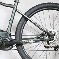 Vue latérale arrière du vélo électrique Giant Fathom E+1 de Loop Sports, cadre gris et détails vert clair