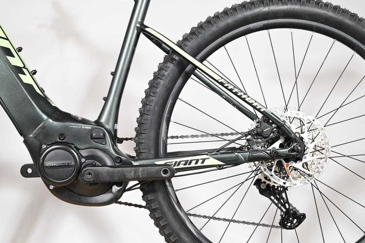 Velo electrique VTT Loop Sports Giant Fathom E+1 gris avec moteur central Yamaha et freins a disque