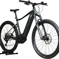VTT électrique Giant Fathom E+1 Loop Sports noir avec accents vert lime, monté sur un support en bois