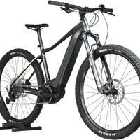 VTT électrique Giant Fathom E+1 gris foncé de Loop Sports avec pneus Maxxis et suspension avant SR Suntour