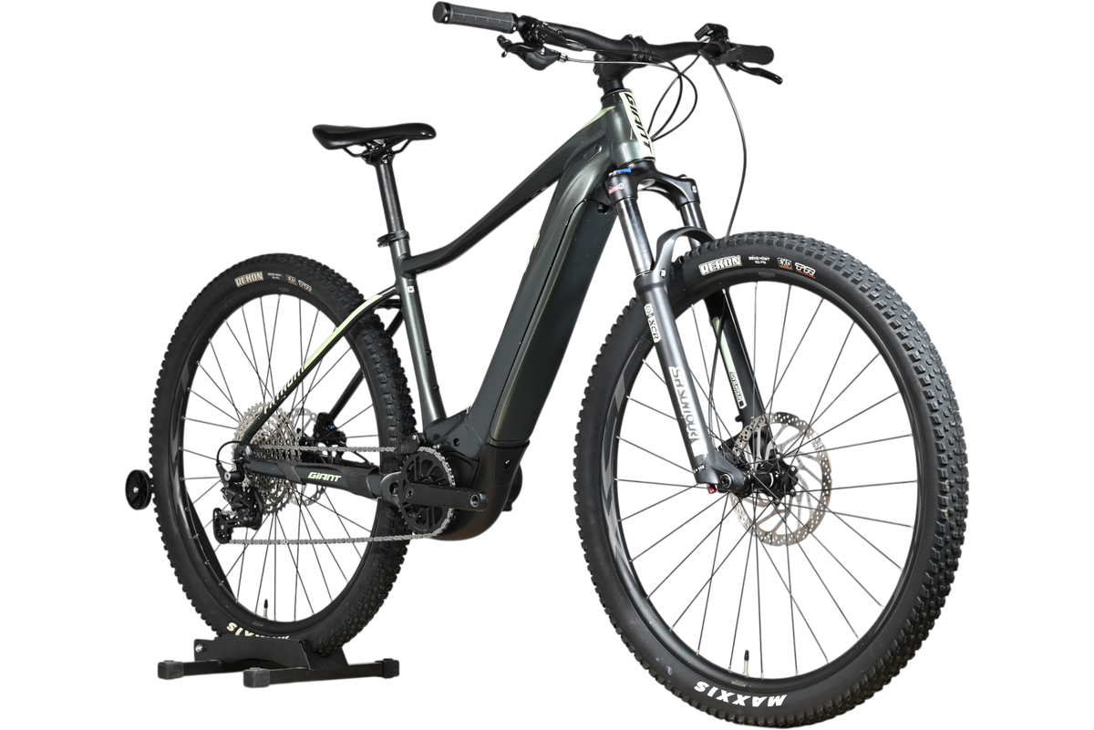 VTT électrique Giant Fathom E+1 gris foncé de Loop Sports avec pneus Maxxis et suspension avant SR Suntour