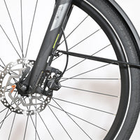 Gros plan sur la roue avant et le frein à disque du vélo électrique Giant Liv Allure E+2 de Loop Sports