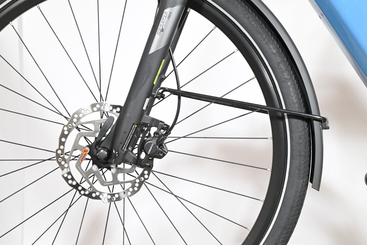 Gros plan sur la roue avant et le frein à disque du vélo électrique Giant Liv Allure E+2 de Loop Sports