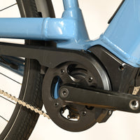Gros plan sur le pédalier et le moteur électrique bleu du vélo Giant Liv Allure E+2 chez Loop Sports