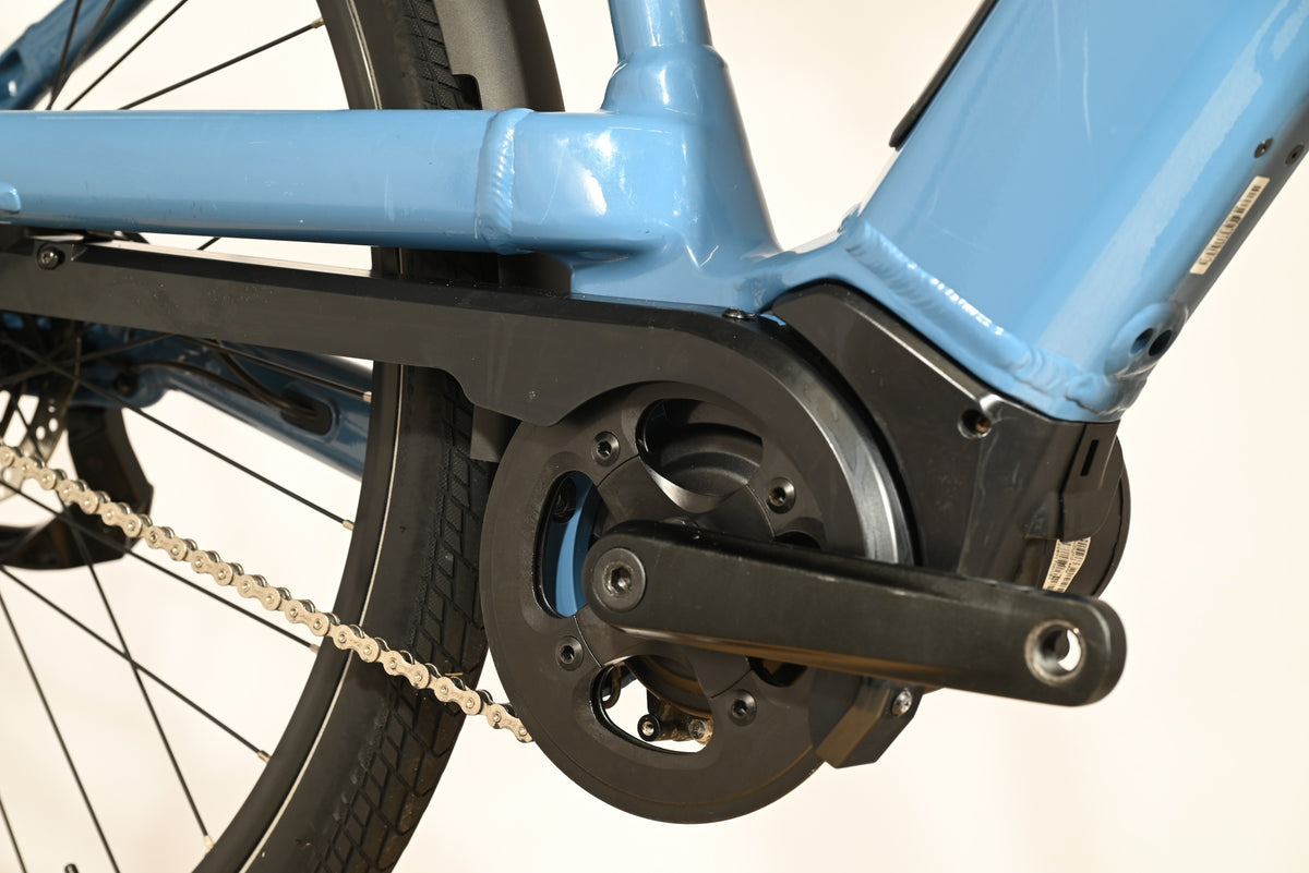 Gros plan sur le pédalier et le moteur électrique bleu du vélo Giant Liv Allure E+2 chez Loop Sports