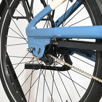 Gros plan sur la roue arrière et la transmission du vélo électrique Giant Liv Allure E+2 de Loop Sports
