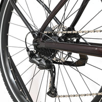 Gros plan sur la roue arrière et le dérailleur Shimano Alivio du vélo électrique Loop Sports Giant Liv Amiti E+2