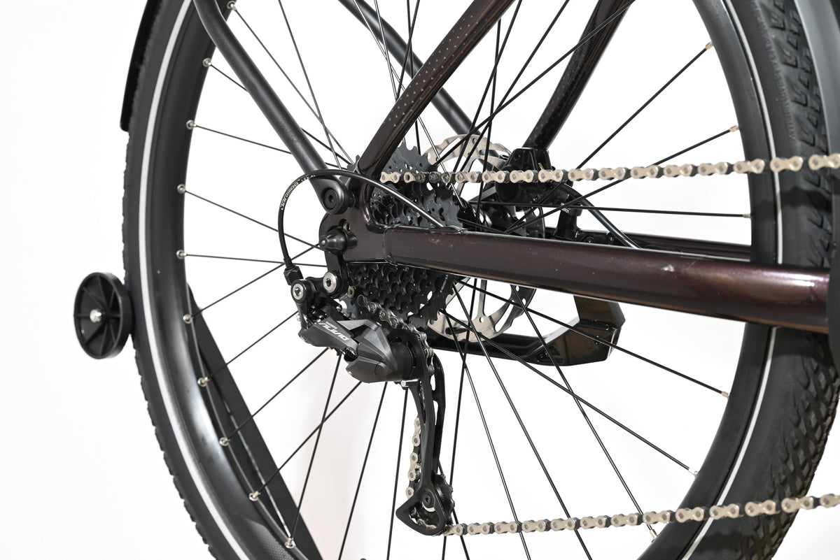 Gros plan sur la roue arrière et le dérailleur Shimano Alivio du vélo électrique Loop Sports Giant Liv Amiti E+2