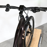 Vue rapprochée du guidon et du cadre du vélo électrique Loop Sports Giant Liv Amiti E+2 de couleur brun foncé