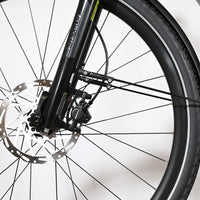 Gros plan sur la roue avant et le frein à disque hydraulique Tektro du vélo électrique Giant Liv Amiti E+2 Loop Sports
