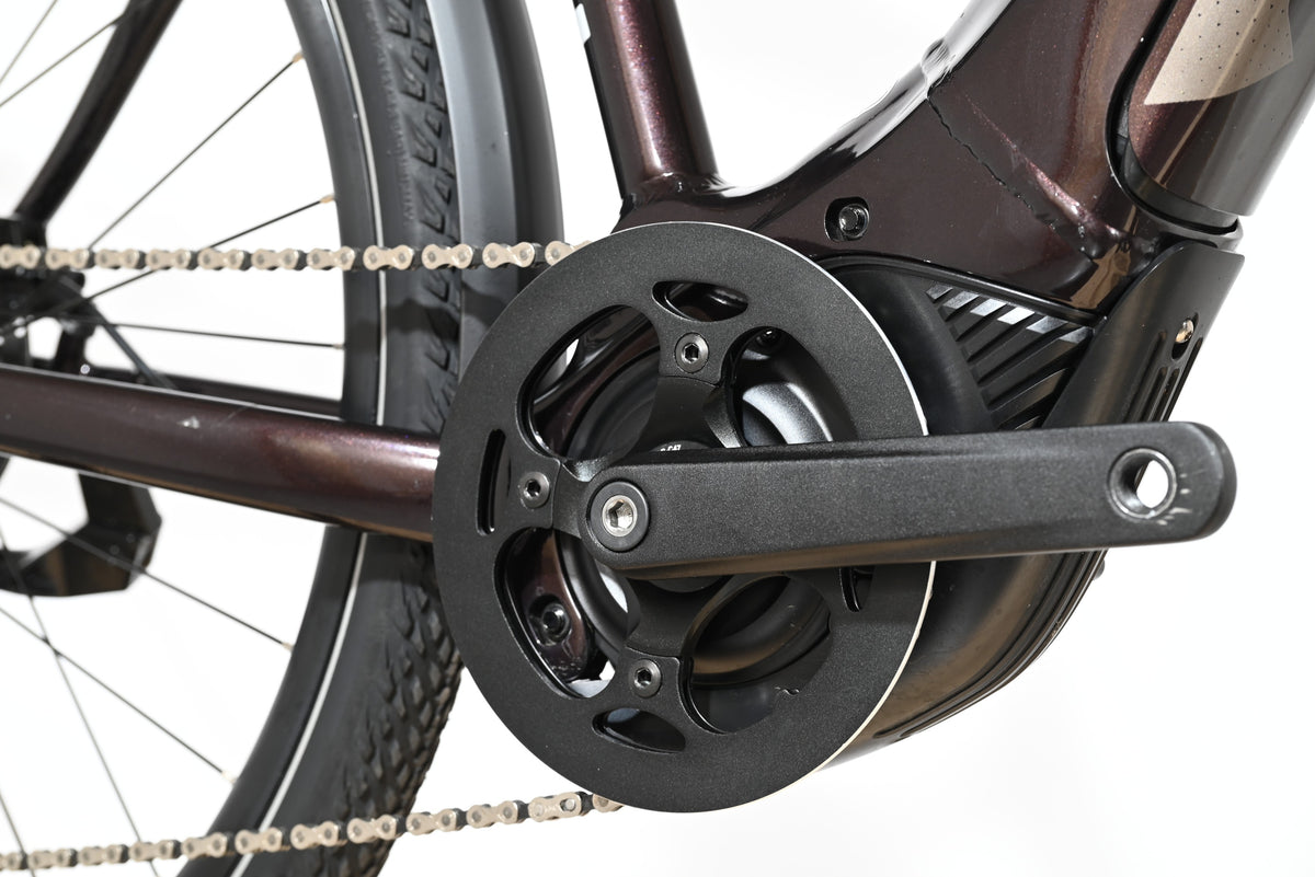 Gros plan sur le pédalier et le moteur électrique d'un vélo Giant Liv Amiti E+2 de Loop Sports