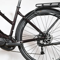 Gros plan sur la roue arrière et le moteur électrique du vélo Giant Liv Amiti E+2 de Loop Sports en couleur prune