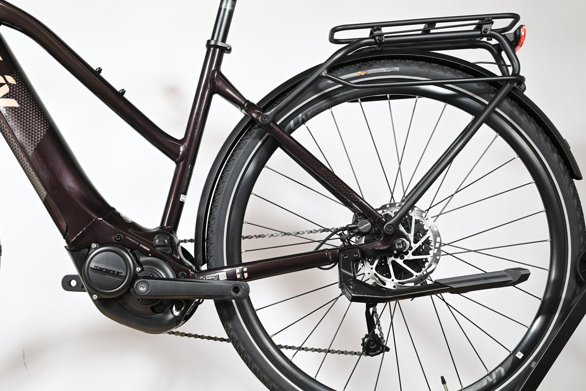 Gros plan sur la roue arrière et le moteur électrique du vélo Giant Liv Amiti E+2 de Loop Sports en couleur prune