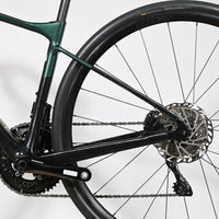 Gros plan sur le cadre en carbone vert et noir du vélo de route Giant Liv Avail Advanced 2 chez Loop Sports
