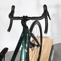 Vue rapprochée du guidon et du cadre vert émeraude du vélo de route Giant Liv Avail Advanced 2 chez Loop Sports