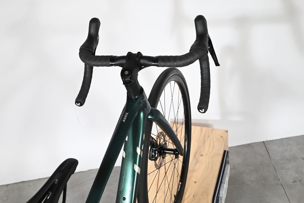 Vue rapprochée du guidon et du cadre vert émeraude du vélo de route Giant Liv Avail Advanced 2 chez Loop Sports