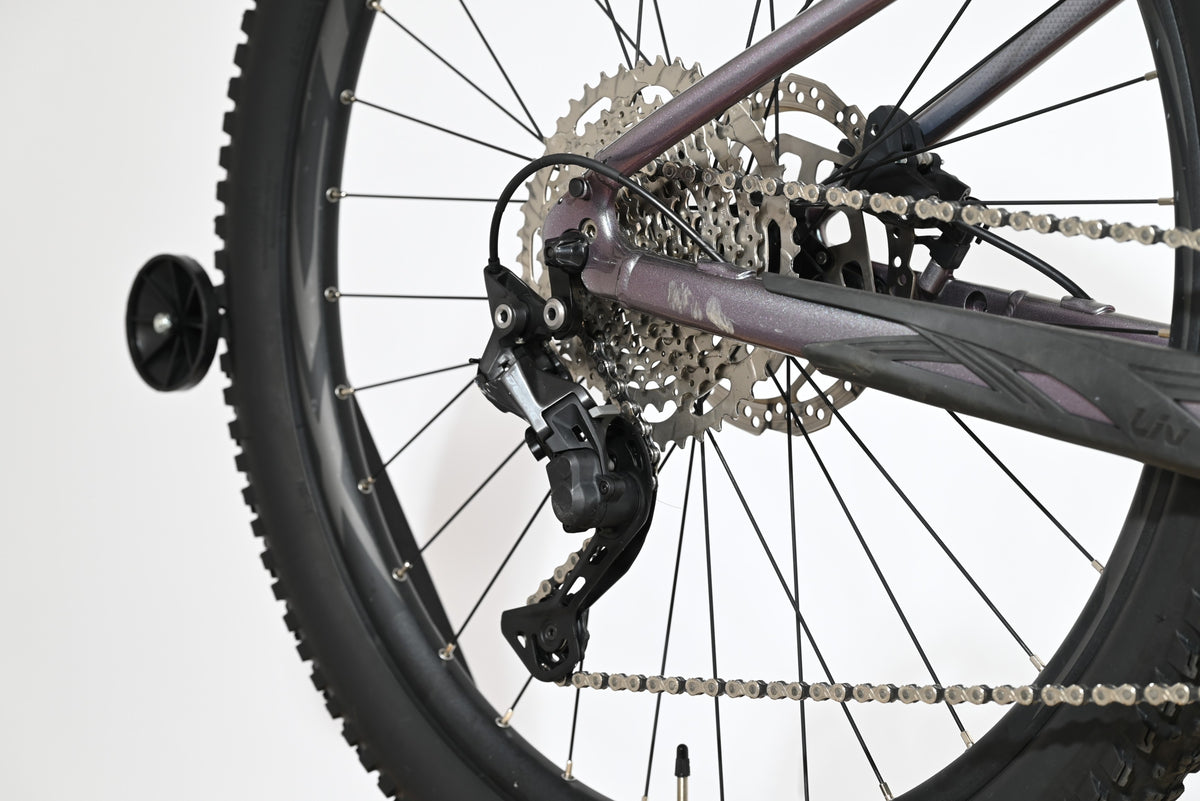 Dérailleur arrière et cassette de vélo électrique Giant Liv Vall E+2 Loop Sports sur fond blanc