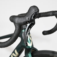 Leviers de frein Shimano 105 sur le guidon du vélo de route Giant Liv Avail Advanced 2 2025 chez Loop Sports