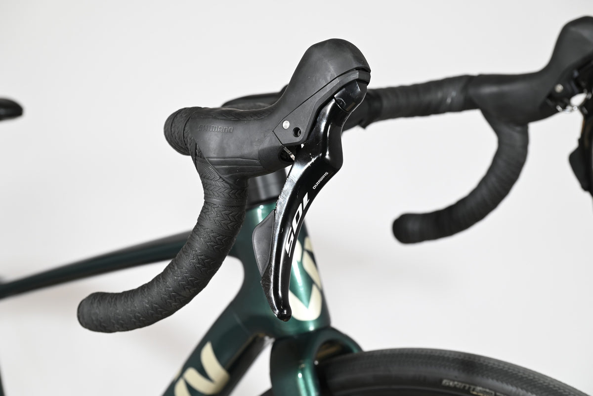 Leviers de frein Shimano 105 sur le guidon du vélo de route Giant Liv Avail Advanced 2 2025 chez Loop Sports