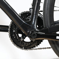 Gros plan sur le pédalier Shimano noir du vélo de route Giant Liv Avail Advanced 2 chez Loop Sports