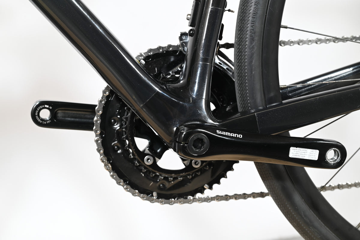Gros plan sur le pédalier Shimano noir du vélo de route Giant Liv Avail Advanced 2 chez Loop Sports