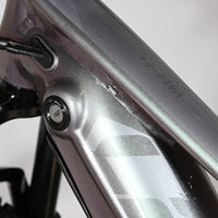 Gros plan sur le cadre gris métallisé d'un vélo électrique Giant Liv Vall E+2 de Loop Sports avec une éraflure