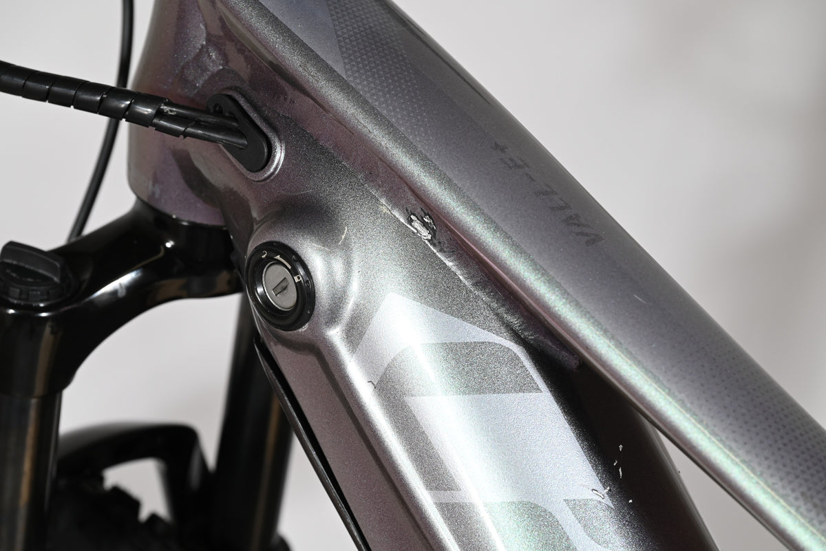 Gros plan sur le cadre gris métallisé d'un vélo électrique Giant Liv Vall E+2 de Loop Sports avec une éraflure