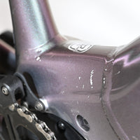 Gros plan sur le cadre violet irisé d'un vélo électrique Giant Liv Vall E+2 de Loop Sports avec des éraflures visibles