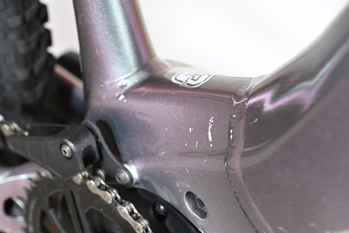 Gros plan sur le cadre violet irisé d'un vélo électrique Giant Liv Vall E+2 de Loop Sports avec des éraflures visibles