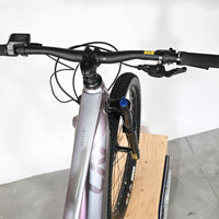 Vue de dessus du guidon et du cadre du vélo électrique Loop Sports Giant Liv Vall E+2 de couleur argentée