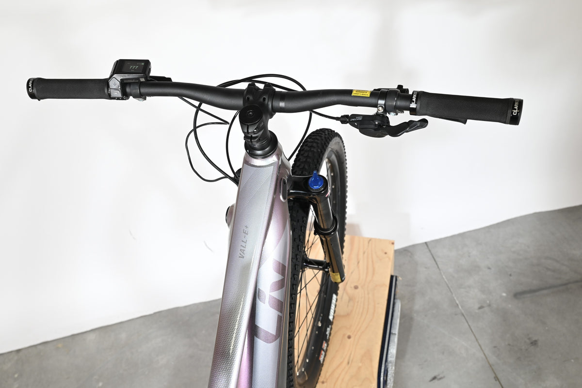 Vue de dessus du guidon et du cadre du vélo électrique Loop Sports Giant Liv Vall E+2 de couleur argentée