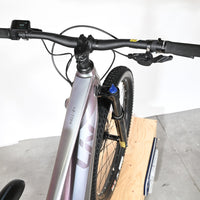 Vue de dessus du guidon et cadre du vélo électrique Loop Sports Giant Liv Vall E+2 irisé avec écran de contrôle