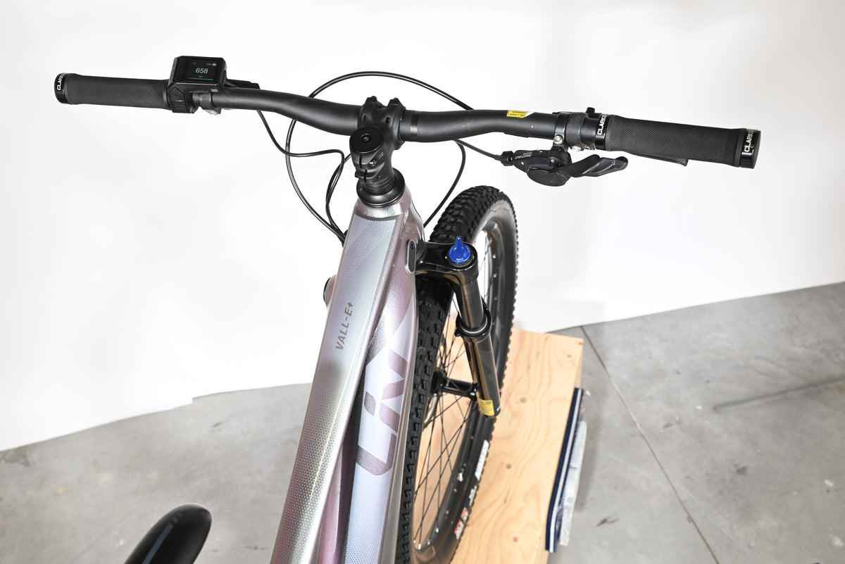Vue de dessus du guidon et cadre du vélo électrique Loop Sports Giant Liv Vall E+2 irisé avec écran de contrôle