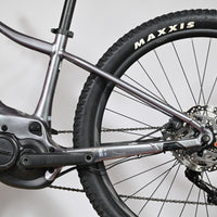 Velo electrique Loop Sports Giant Liv Vall E+2 gris avec moteur central et pneu Maxxis sur roue arriere