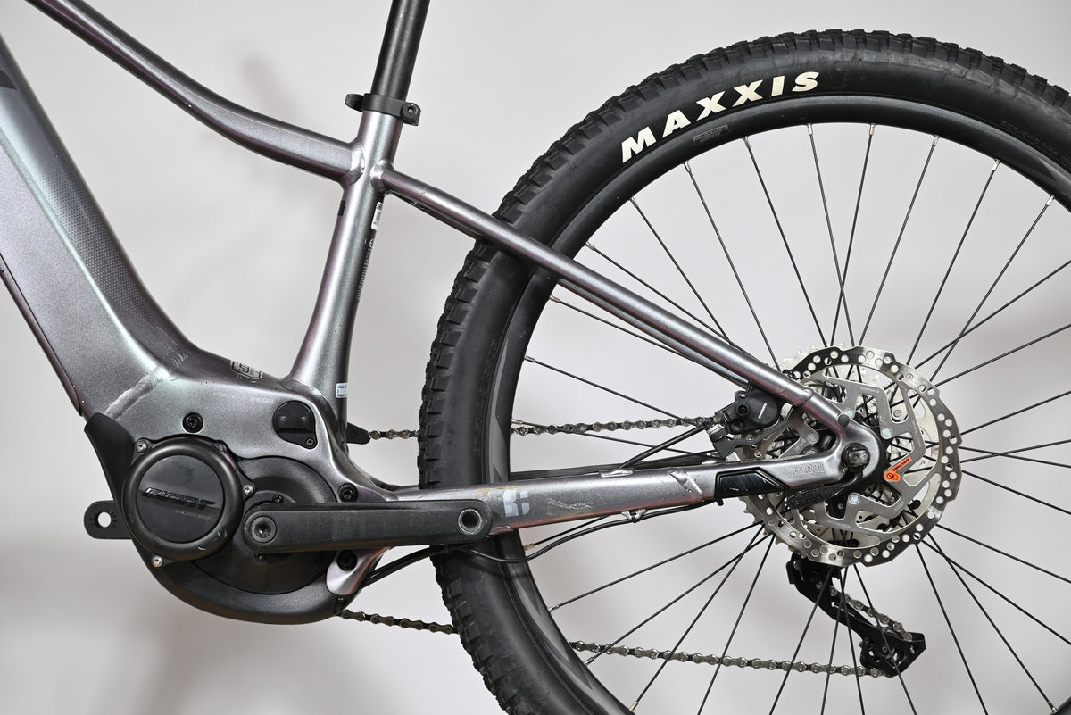 Velo electrique Loop Sports Giant Liv Vall E+2 gris avec moteur central et pneu Maxxis sur roue arriere