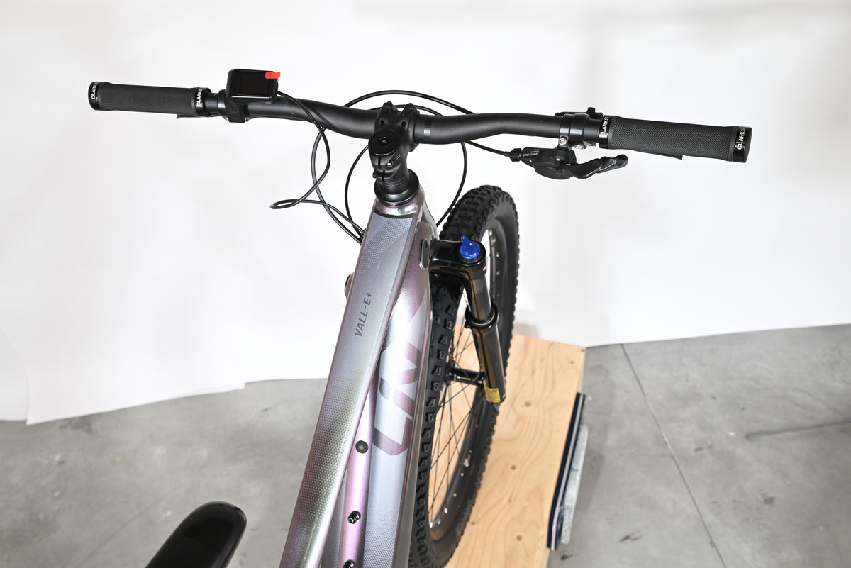 Vue de dessus du guidon et du cadre irisé du vélo électrique Giant Liv Vall E+2 chez Loop Sports