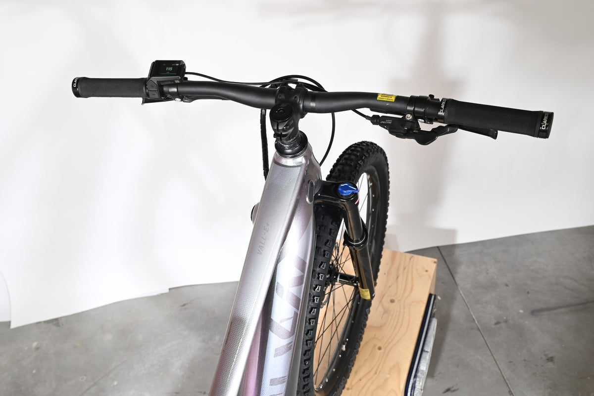 Vue de dessus du guidon et du cadre argenté du vélo électrique Giant Liv Vall E+2 chez Loop Sports