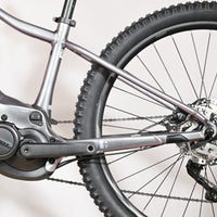 Gros plan sur le cadre et la roue arrière du vélo électrique Loop Sports Giant Liv Vall E+2 gris