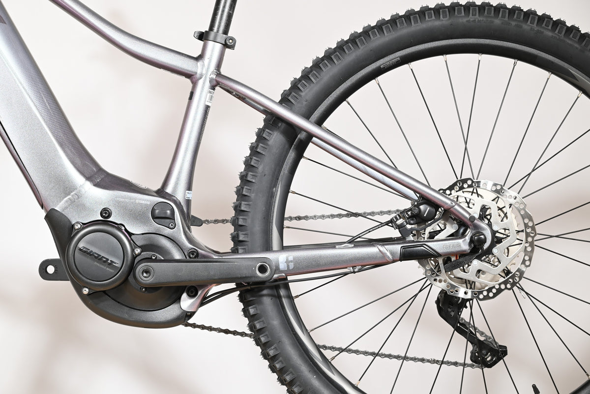Gros plan sur le cadre et la roue arrière du vélo électrique Loop Sports Giant Liv Vall E+2 gris