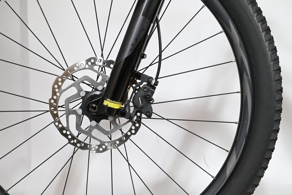 Gros plan sur le frein à disque hydraulique et la fourche avant du vélo électrique Giant Liv Vall E+2 chez Loop Sports