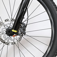 Gros plan sur le frein à disque hydraulique et la fourche SR Suntour du vélo électrique Loop Sports Giant Liv Vall E+