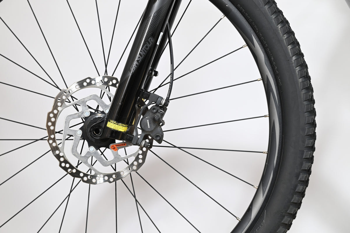 Gros plan sur le frein à disque hydraulique et la fourche SR Suntour du vélo électrique Loop Sports Giant Liv Vall E+