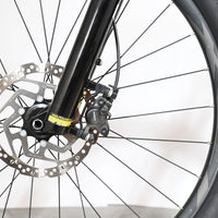 Gros plan sur le frein à disque hydraulique et la fourche noire du vélo électrique Giant Liv Vall E+2 Loop Sports