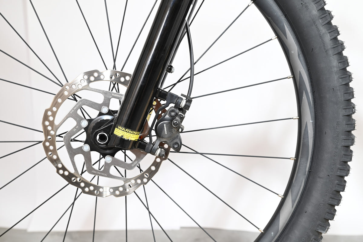 Gros plan sur le frein à disque hydraulique et la fourche noire du vélo électrique Giant Liv Vall E+2 Loop Sports