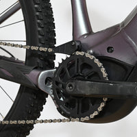 Gros plan sur le pédalier et le moteur électrique du vélo Giant Liv Vall E+2 2025 de Loop Sports