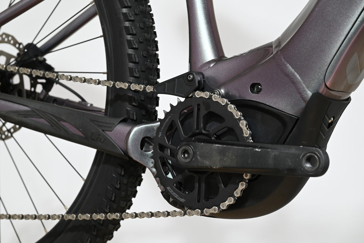 Gros plan sur le pédalier et le moteur électrique du vélo Giant Liv Vall E+2 2025 de Loop Sports